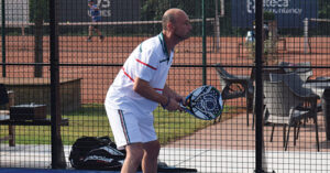 Man staat klaar voor volley bij padel
