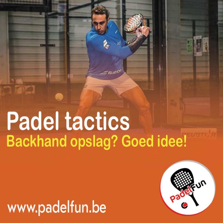 Padelspeler slaat een backhand opslag