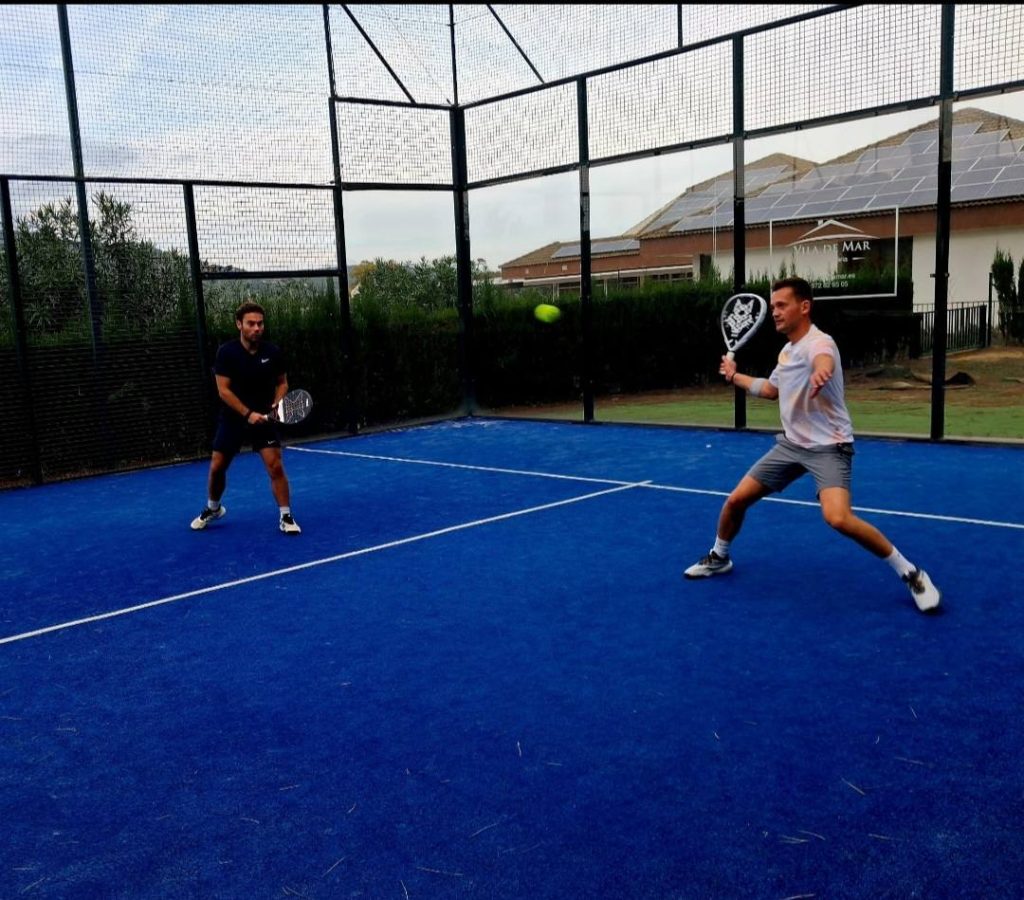 Twee padelspelers die trainen in Platja d'Aro