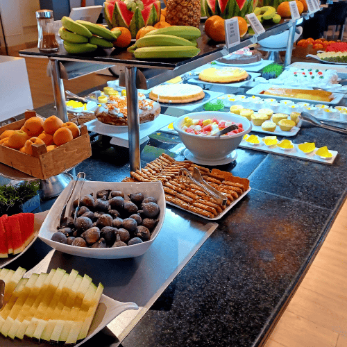 Fruit gepresenteerd bij ontbijtbuffet