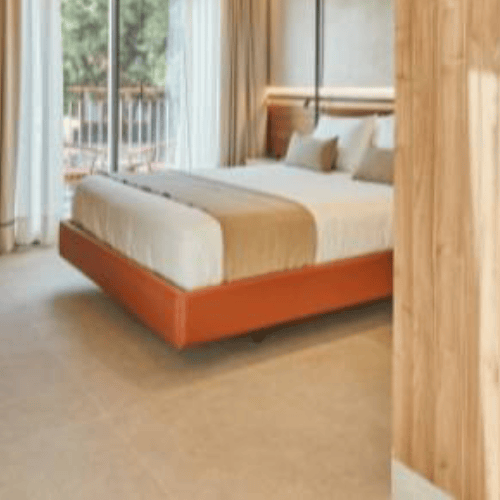 Foto van een bed in een hotelkamer