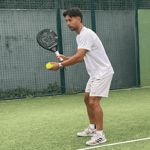 Ervaren padeltrainer geeft uitleg aan enkele spelers