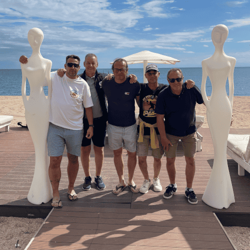 Vrienden op het strand van Platja d'Aro